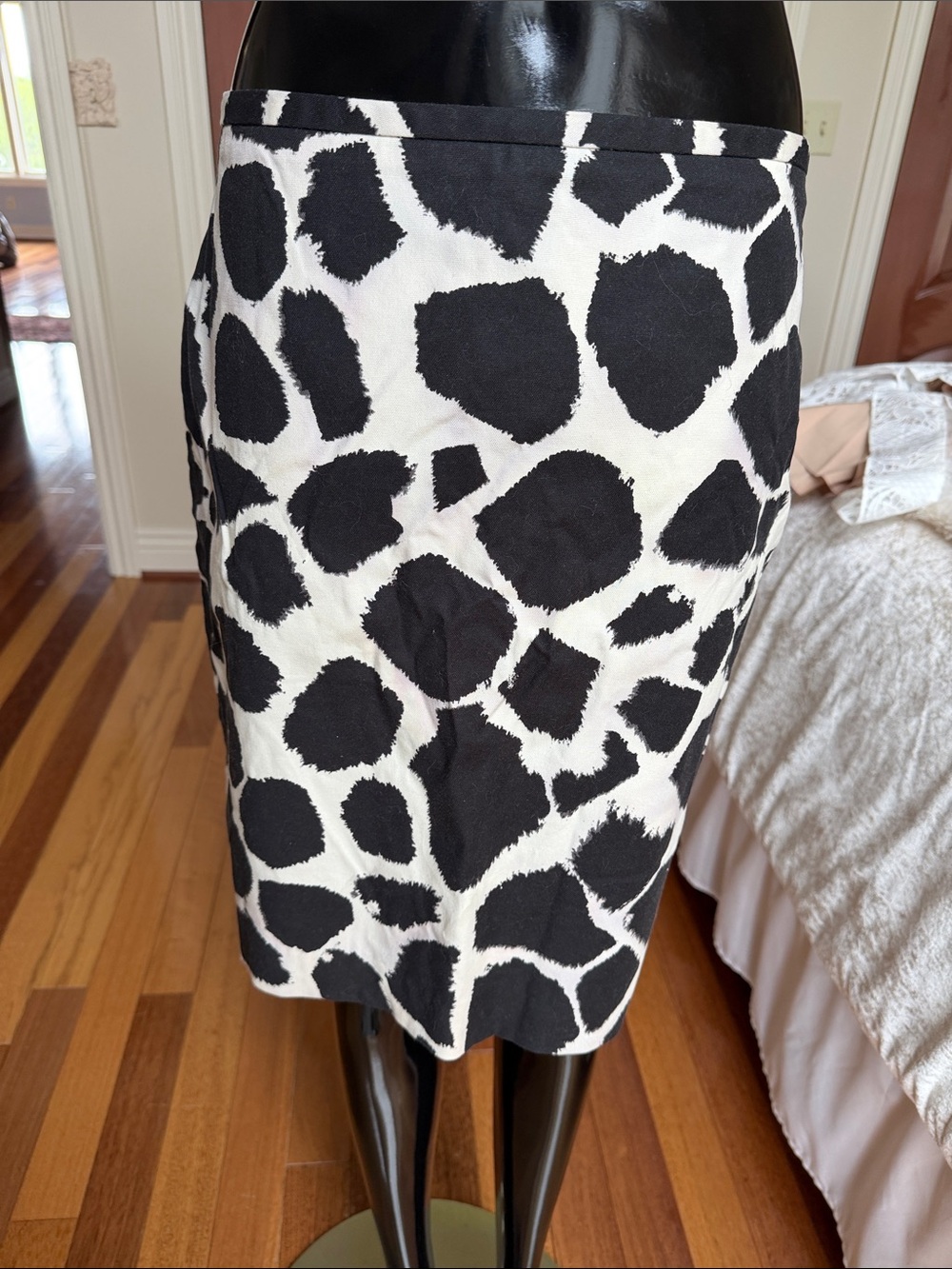 ANN TAYLOR PETITE 6 Black & White Animal Print Pencil Skirt